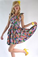 /album/galeria-de-fotos/vestido-florido-e-sapato-colorido-jpg/
